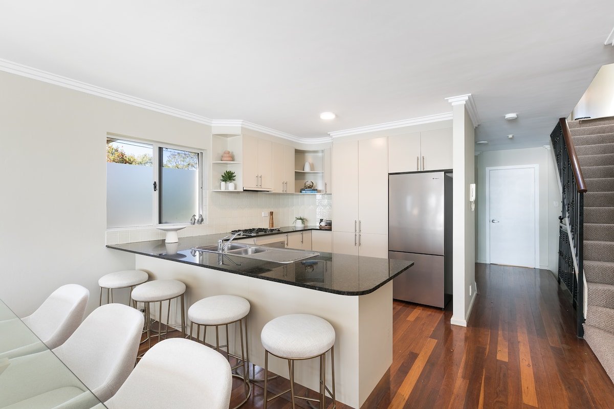 Stunning water views 2 bedroom apartment gallery image 5