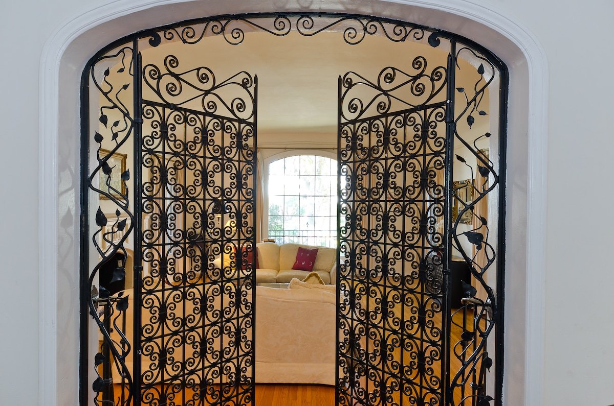 Best LA Location Glamorous Hollywood Duplex gallery image 4