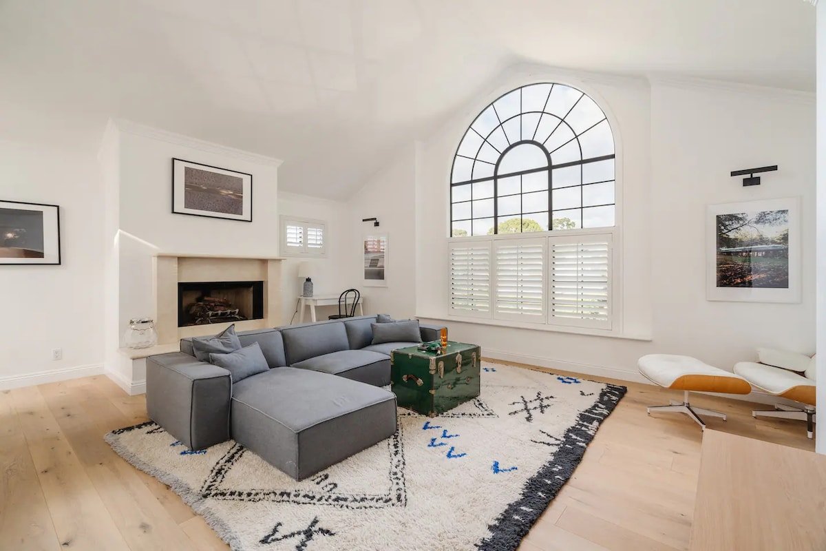 Elegant Coastal Sanctuary gallery image 2