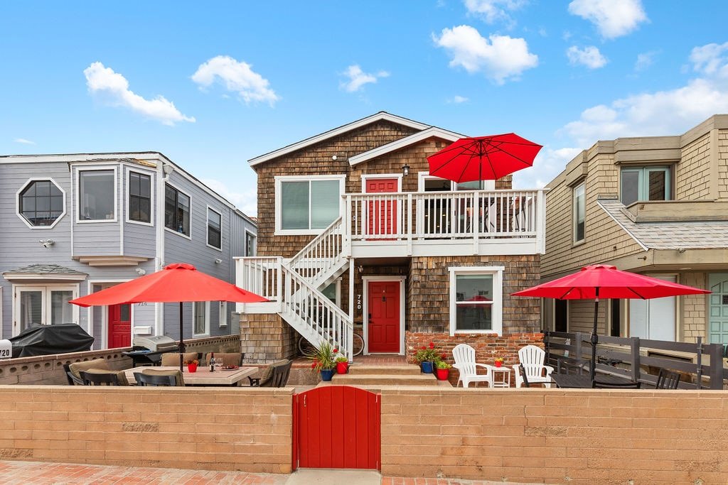 Mission Beach Gem! Steps to sand, a comfy retreat! gallery image 3