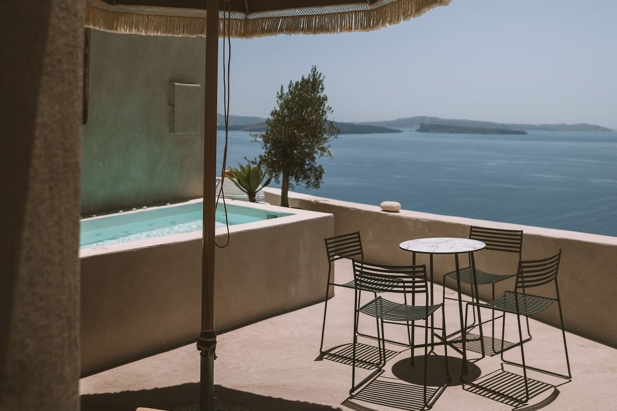 The Blue Domes Cave House by Spitia Santorini gallery image 3