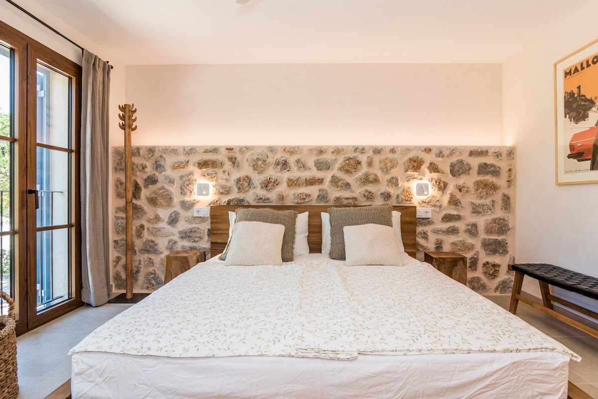 Luxury Villa Overlooking Sea gallery image 3