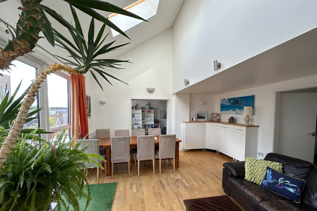 Huge 4 bedroom City Centre Penthouse + 2xParking gallery image 3