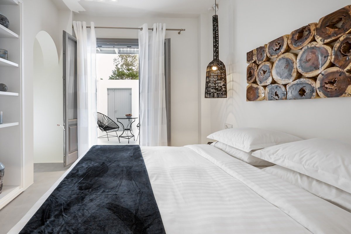 Eolia Kamari Villa gallery image 3