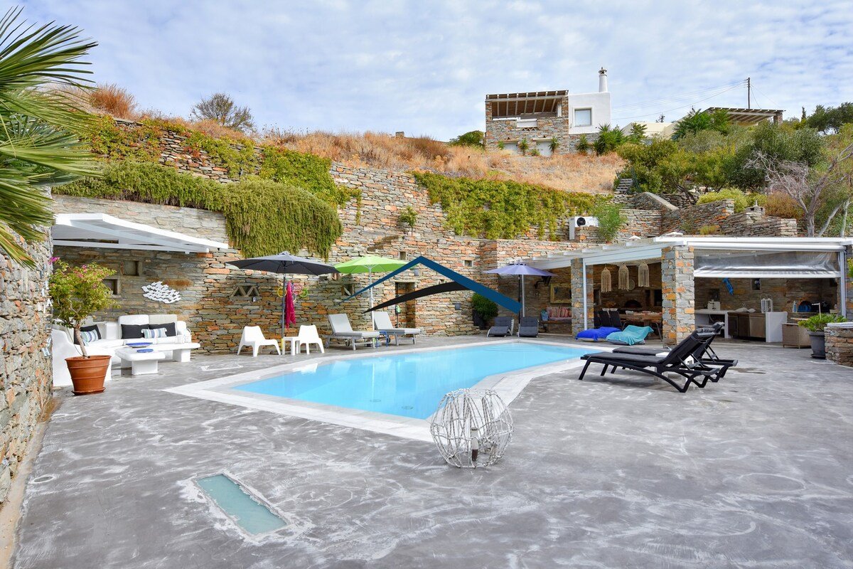 Fantastic villa with a pool and large outdoor area gallery image 5