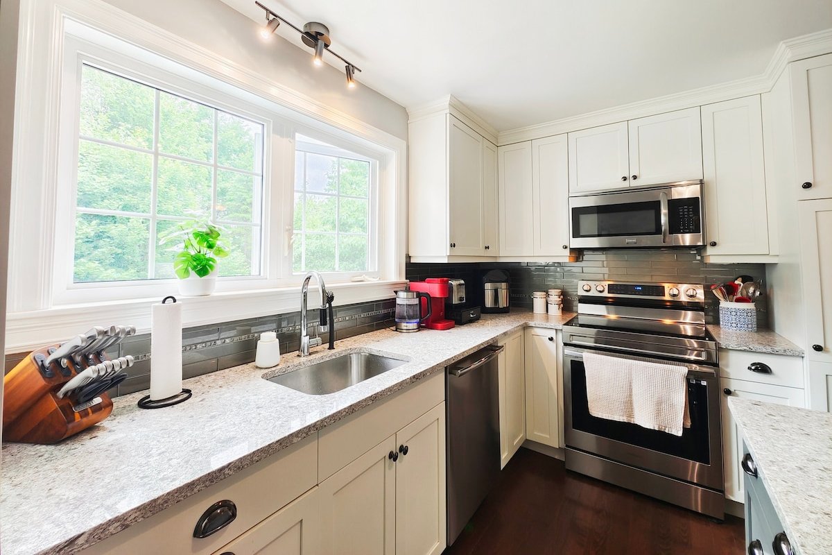 50% OFF Monthly | Quaint House | Hottub | 4 cars gallery image 5