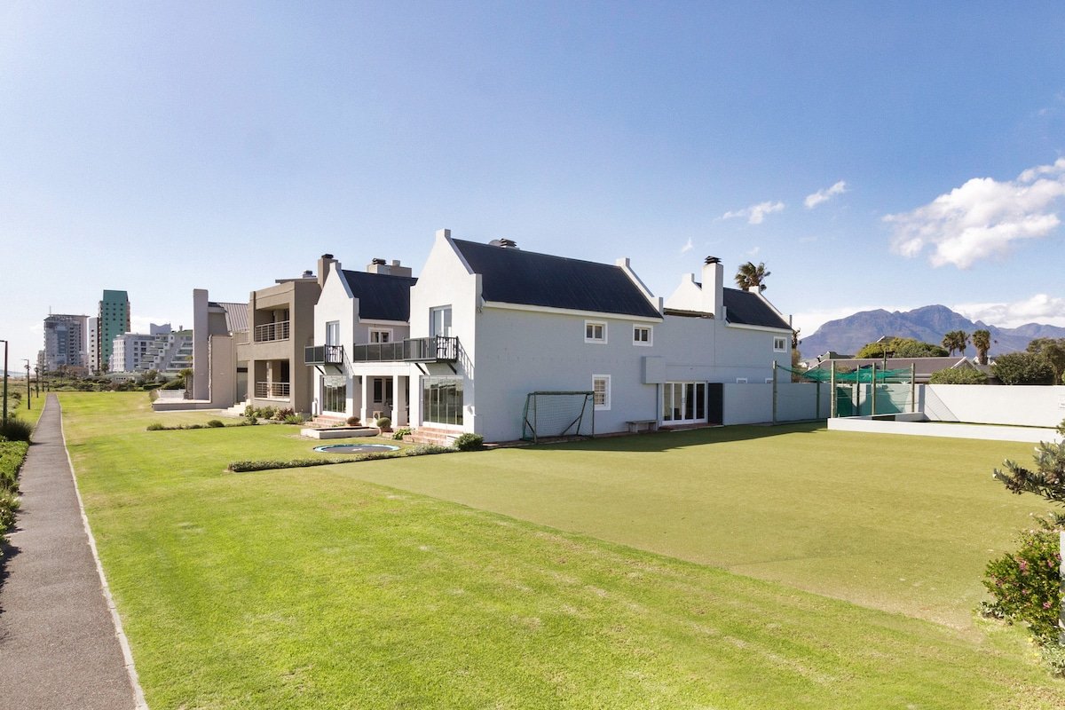 Strand Beach Lodge a luxury villa on the beach! gallery image 3