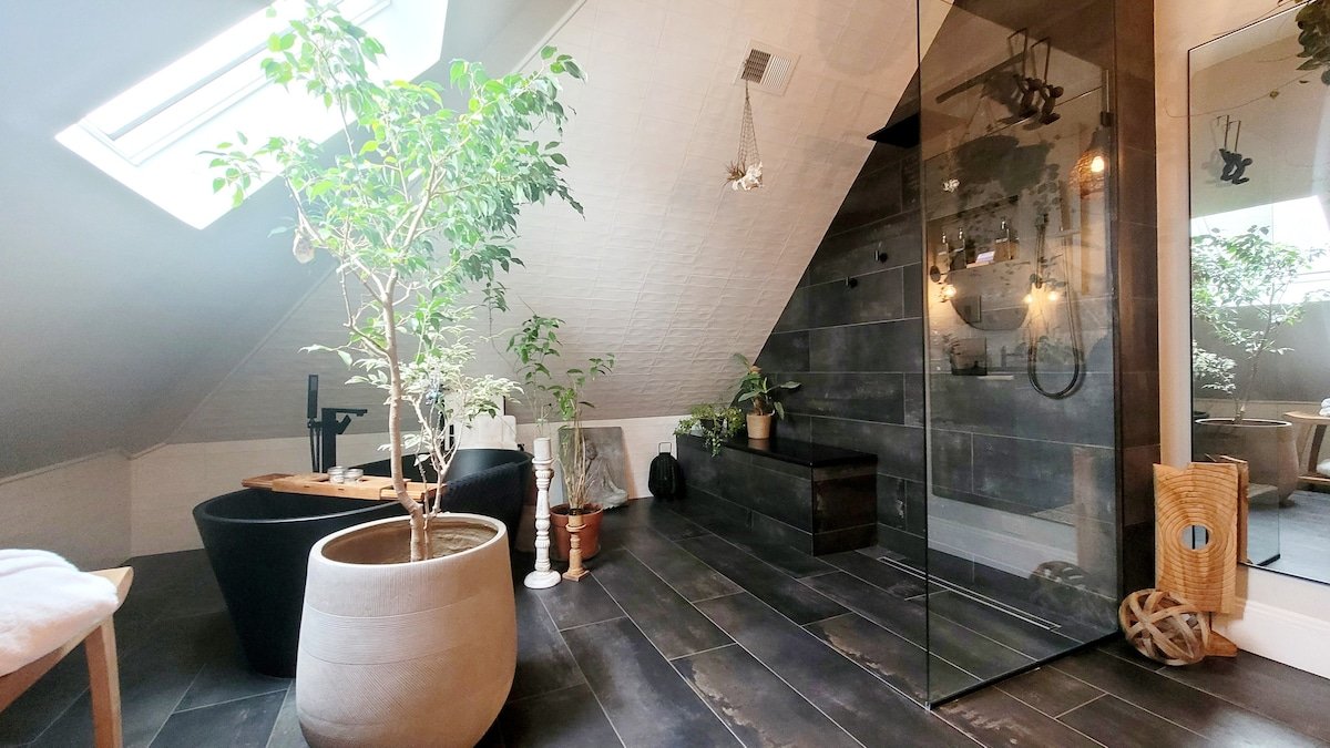 Women Hosted Plant Paradise 2BR | NYC + Airport gallery image 5