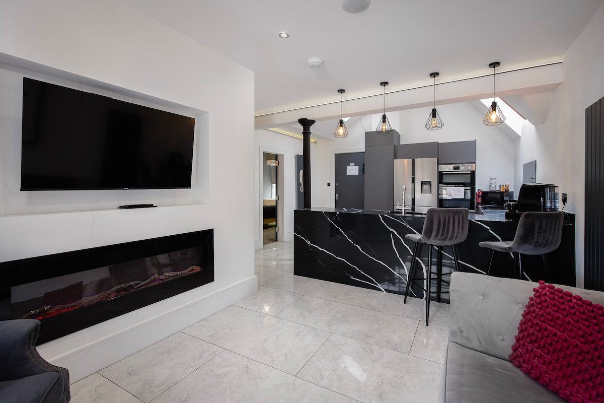 Luxury Royal Mile boutique apartment (2Bedroom) gallery image 3