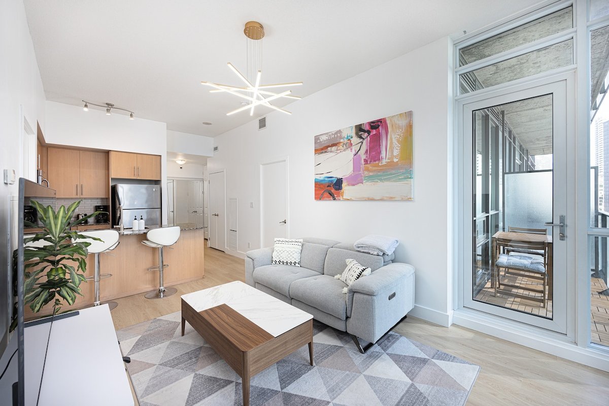 3BR – King Bed | Free Parking/ Union Station gallery image 2