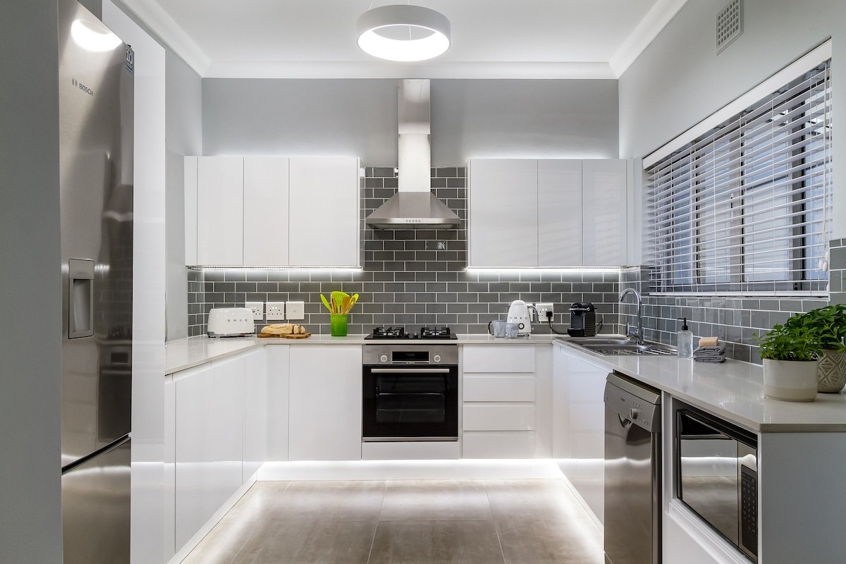 Luxury Home – Ocean, Sunset & Mountain Views gallery image 3