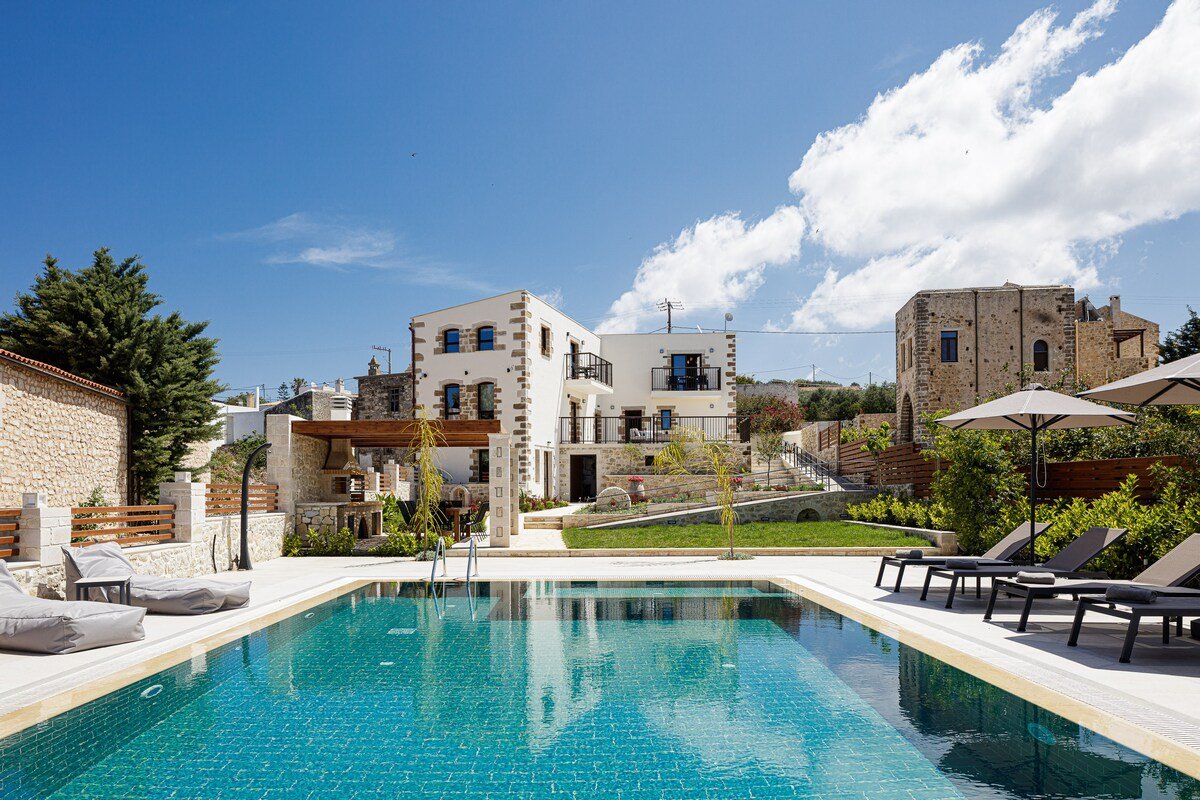 New luxurious villa with stunning pool,views &bbq! gallery image 2