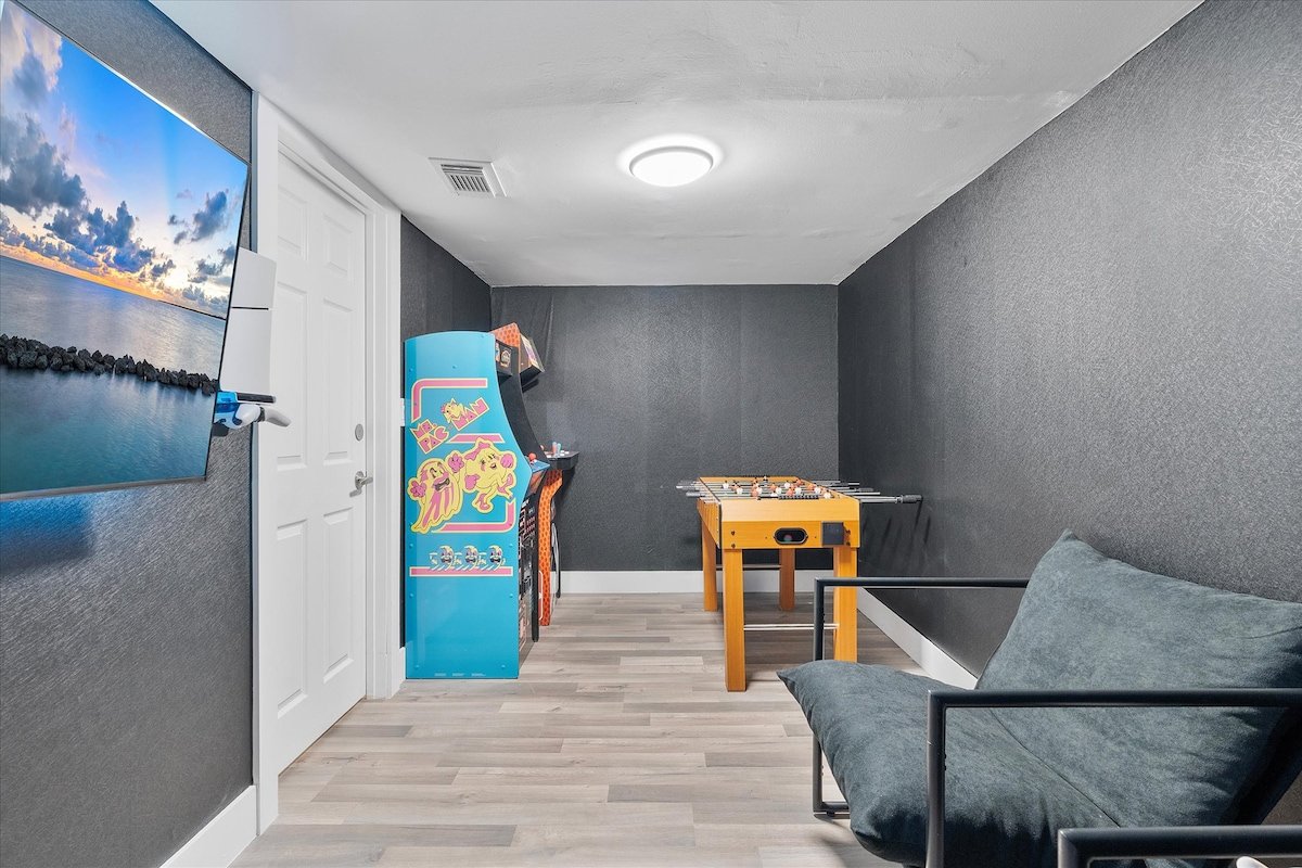 Beach House With Privet Pool • Hot Tub & Game Room gallery image 5