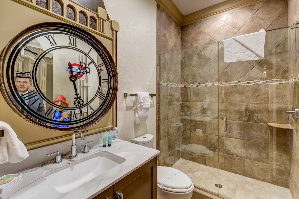 Mansion Near Disney w/ Arcade, Theater & Huge Pool gallery image 5