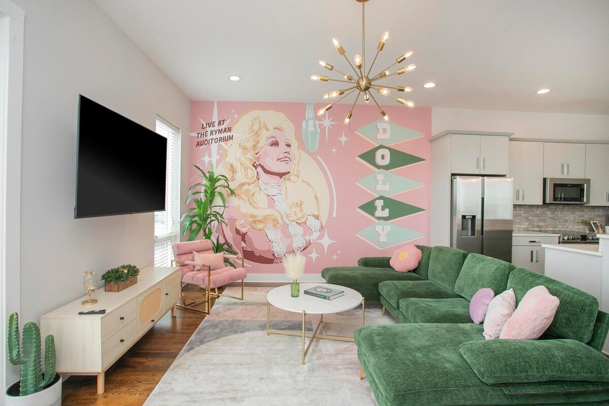 Famous MEGA HOUSE! *Sleeps 20* Big Patio/Backyard gallery image 3