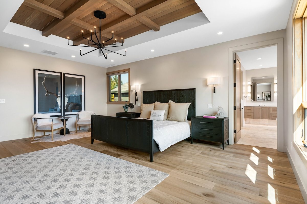 Pilot’s Dream | Hot Tub, Game Room & Hangar gallery image 2