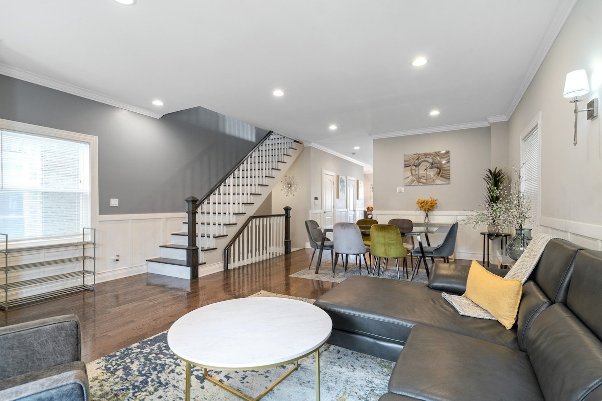 Spacious 6BR in Logan Square + Garage! Sleeps 16 gallery image 5