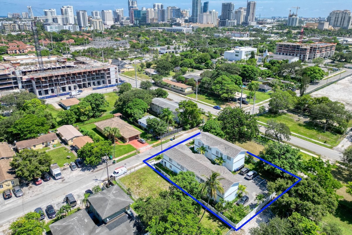 Up to 30 Guests in 3 New Townhomes in Downtown FTL gallery image 5