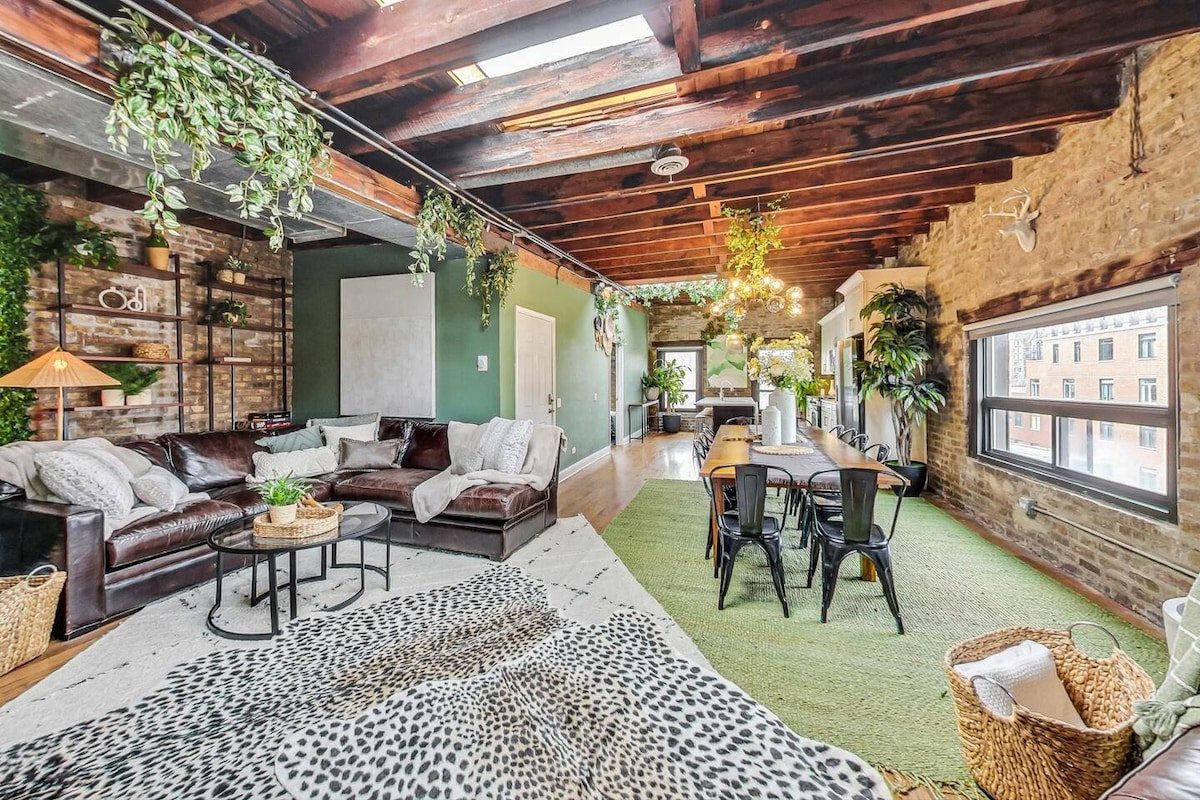 Magical Treehouse Located in HEART of Old Town! gallery image 3