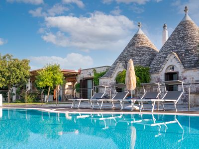 Trulli Ericla Luxury with tennis court and Pool