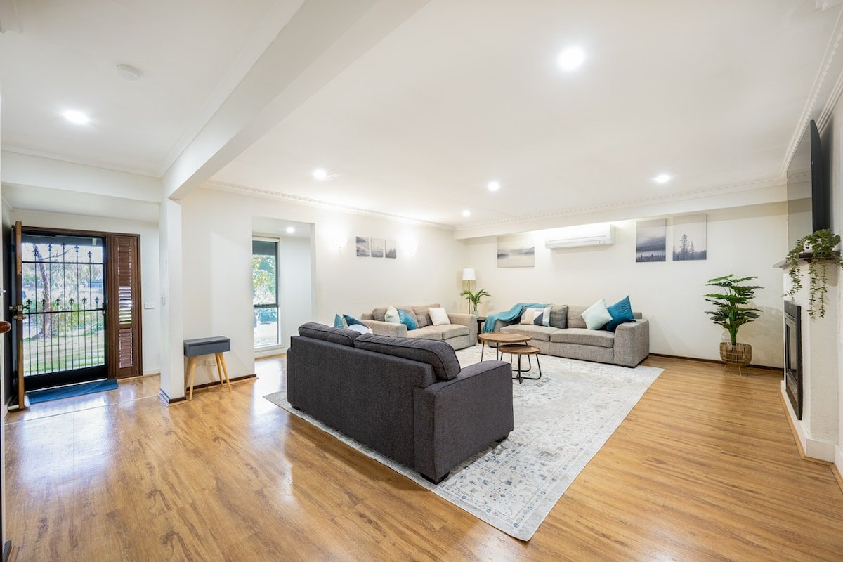 Serene and Spacious Retreat on the Hills gallery image 5