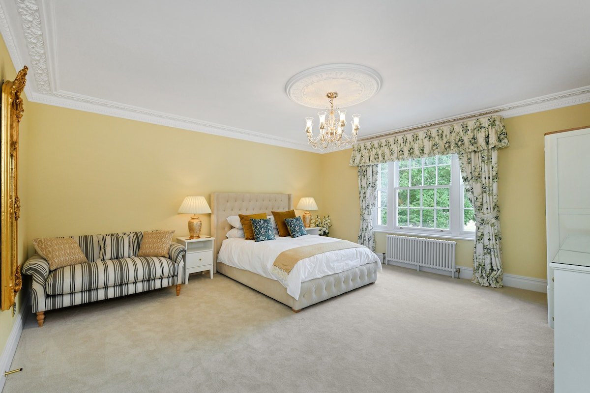 Stunning Rectory in Countryside with Hot Tub gallery image 3