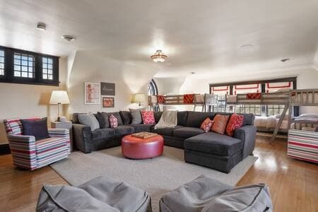 Luxury 6600 sq.ft Stunning Home/Sleeps 10+ gallery image 4