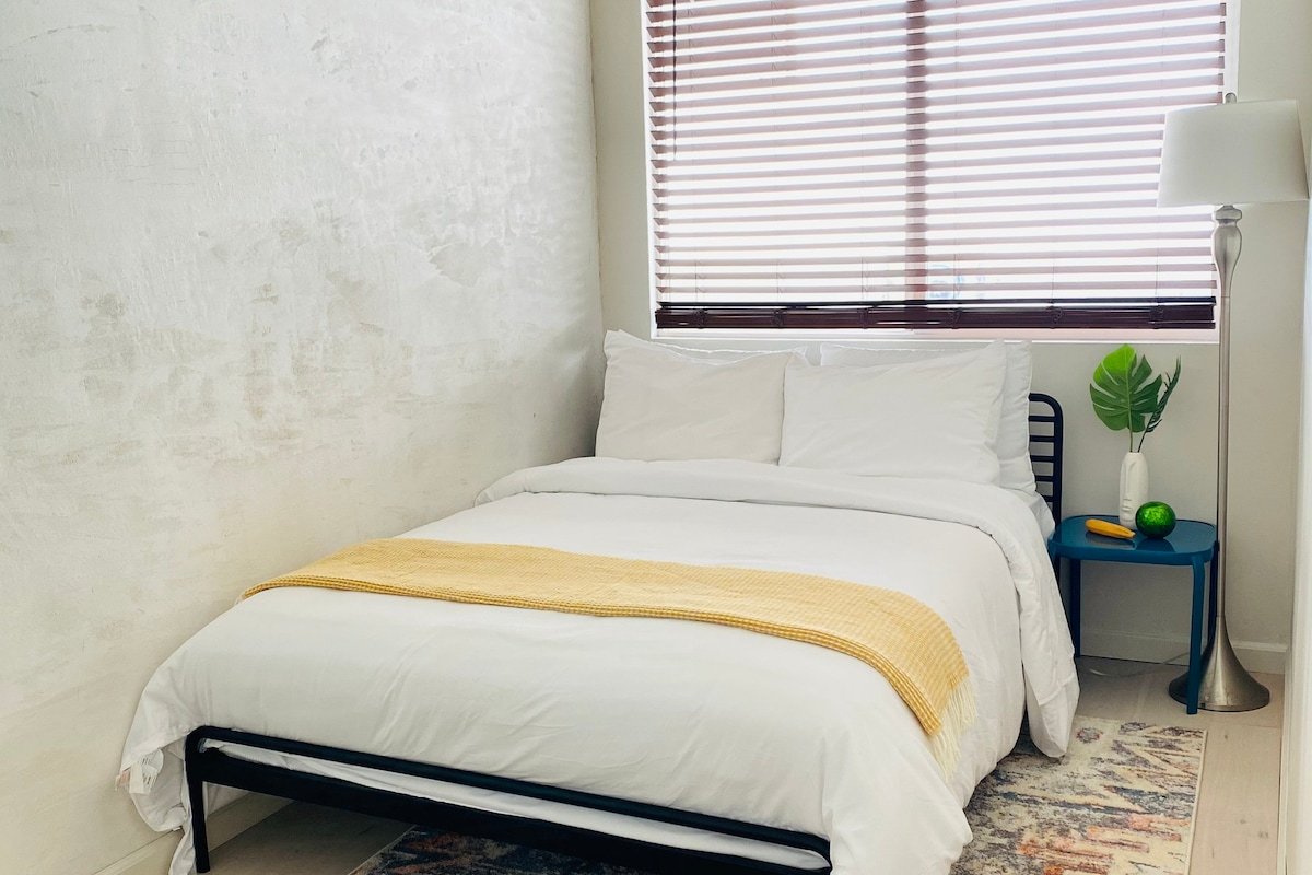 Stunning two bedroom apartment with a view! gallery image 5