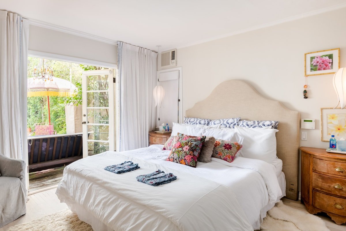 Lounge by the Pool at a Zen Oasis in Trendy Miracle Mile gallery image 5