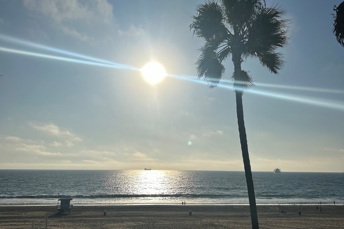 Beach Front Paradise: Manhattan Beach Strand House gallery image 2