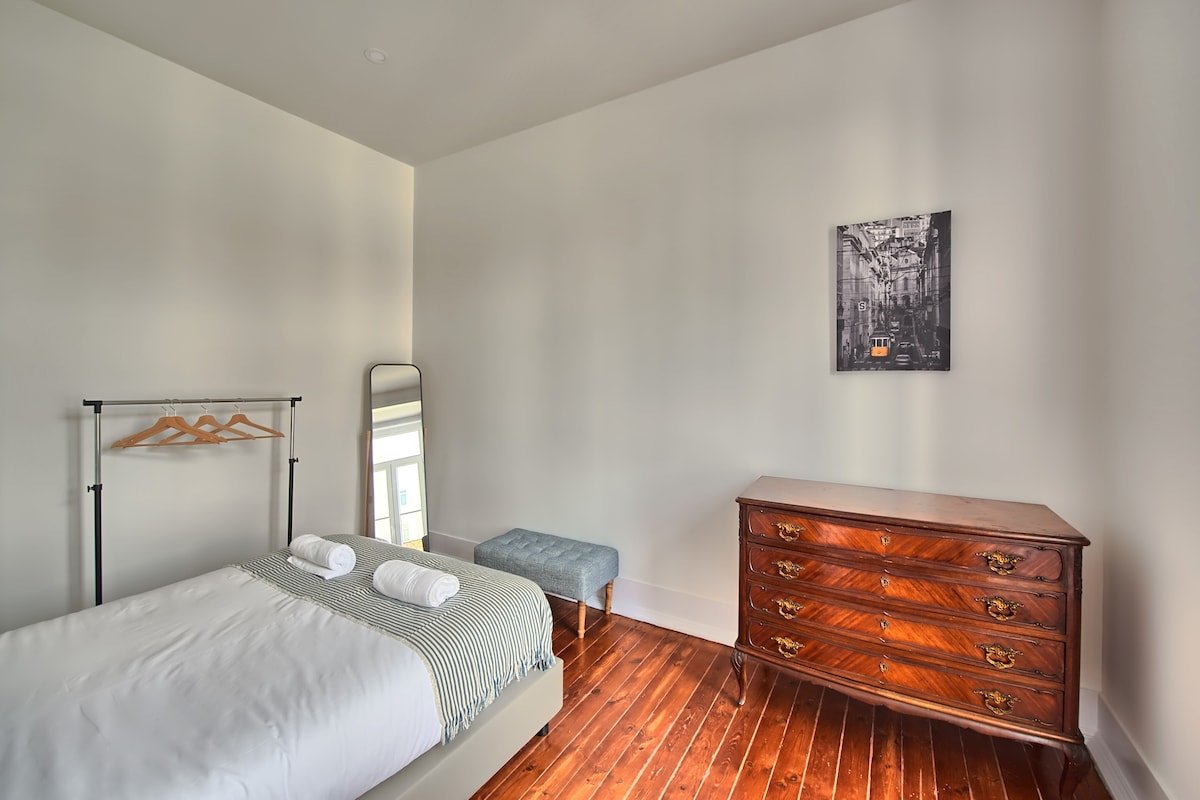 Lisbon Comfy Apartment – Metro at the door gallery image 5