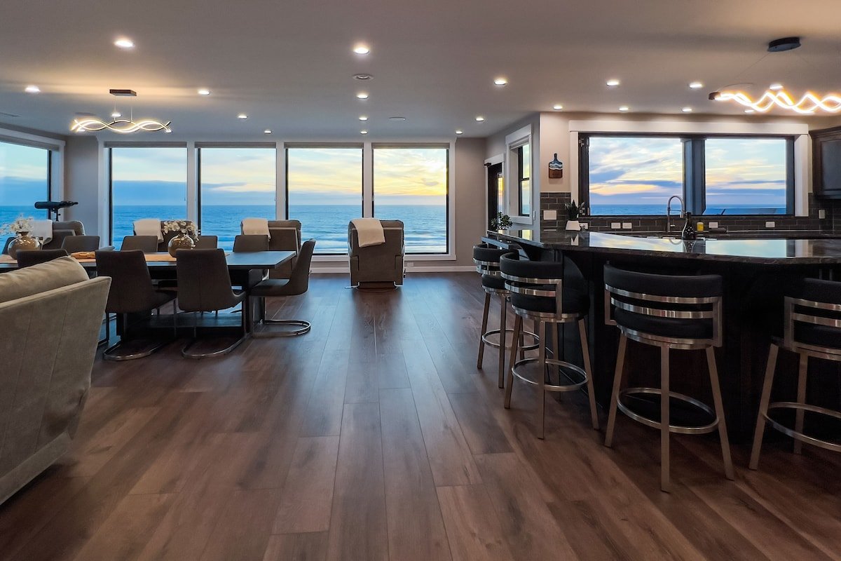 Beachfront Luxury, Hot Tub, Fire Pit, Spa & Arcade gallery image 5