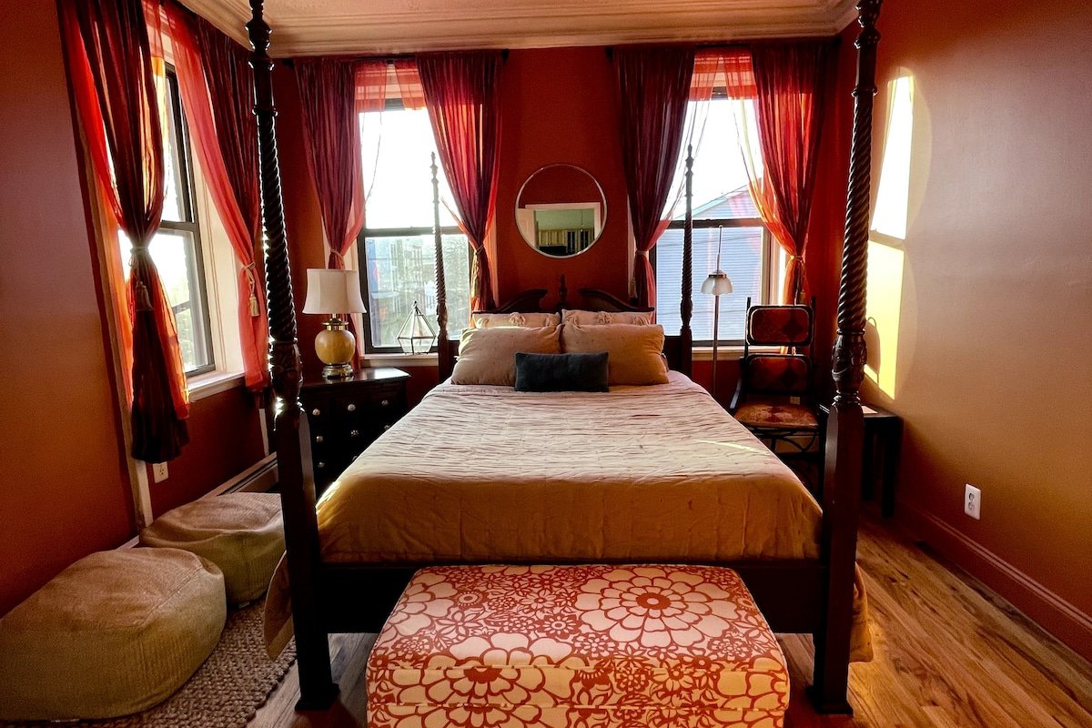 Cozy 3 Bedroom Apartment One Train Stop to NYC gallery image 4