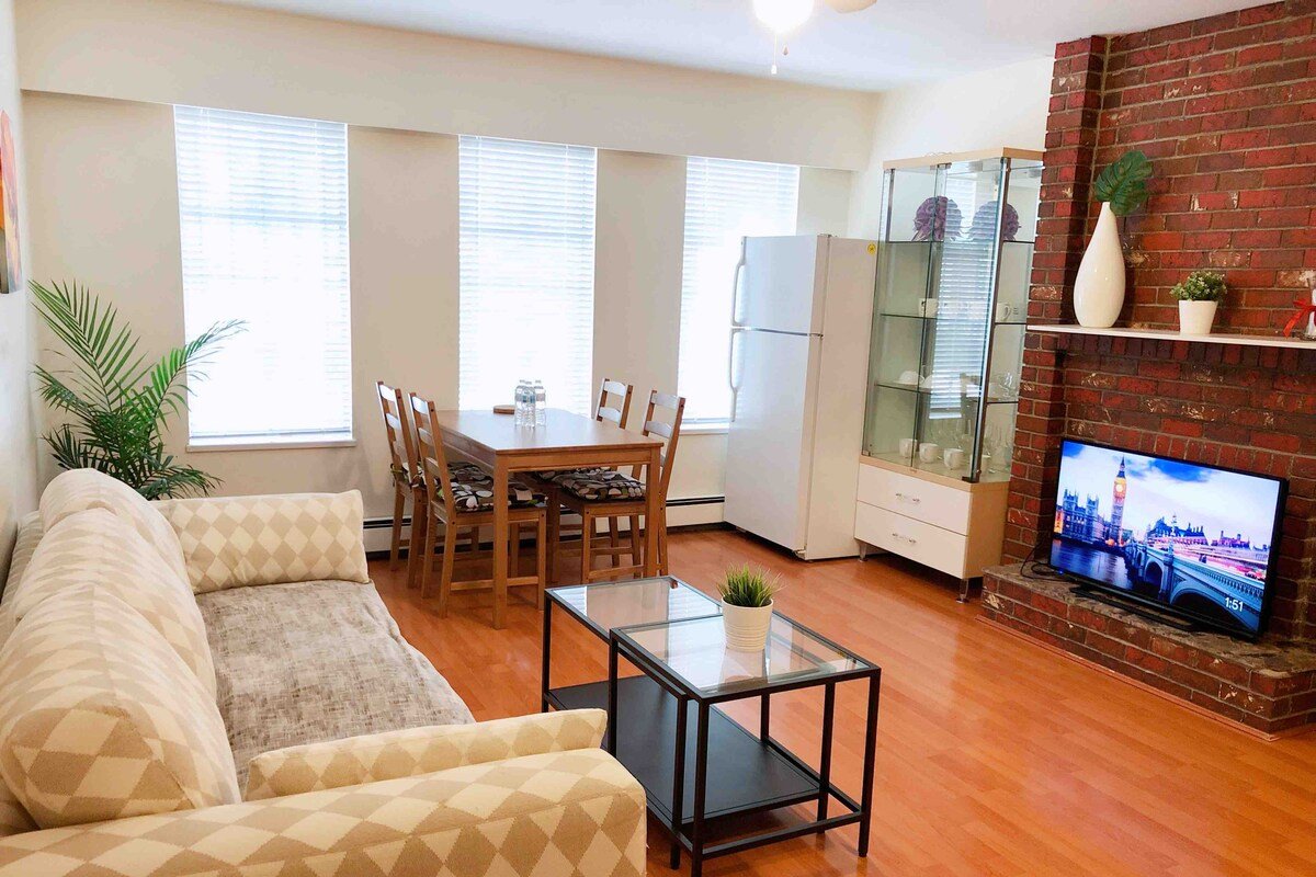 Clean Family Home Central Near Downtown & Airport gallery image 3