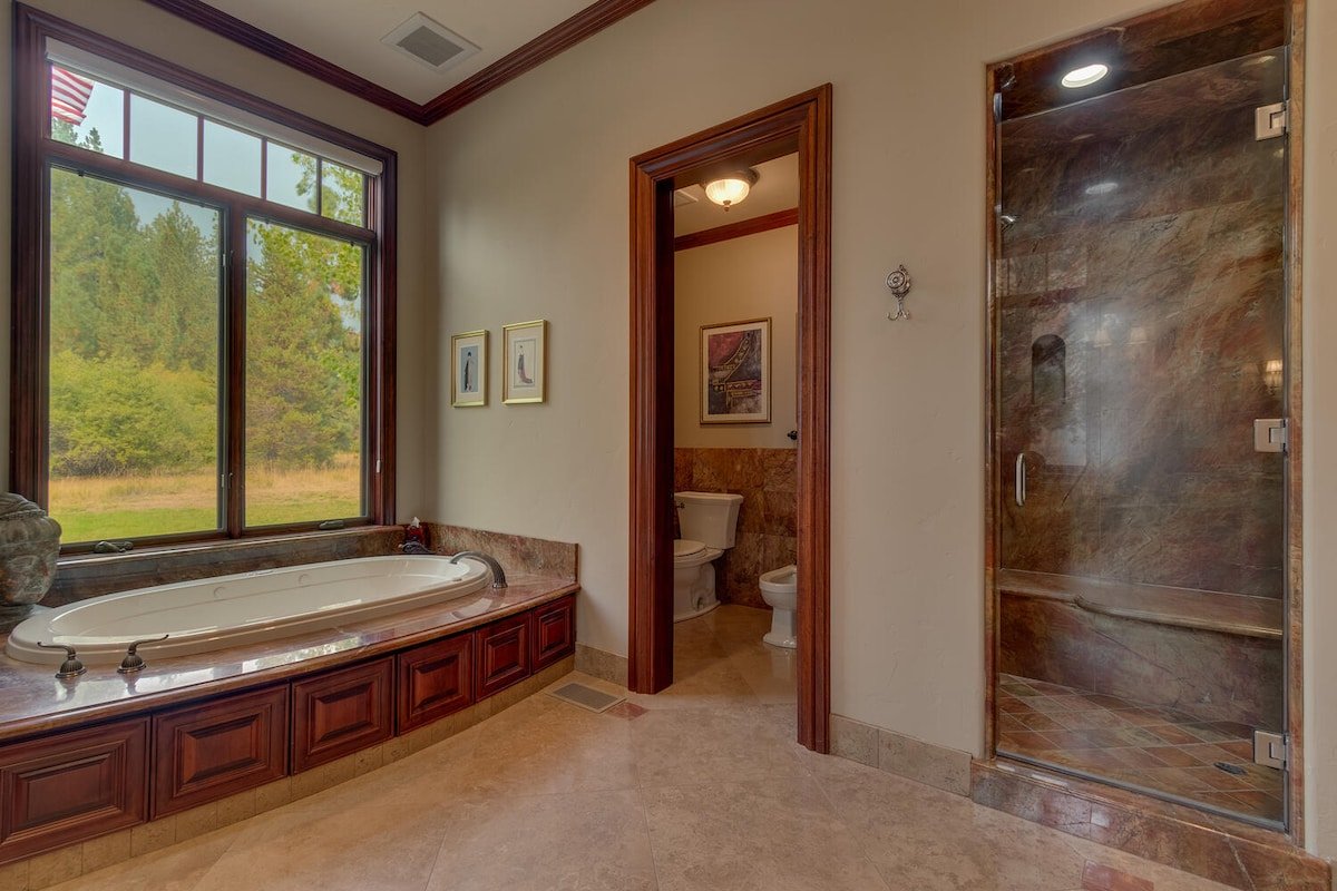 Sierra Sunset Estate – Lakefront – TLUXP gallery image 2