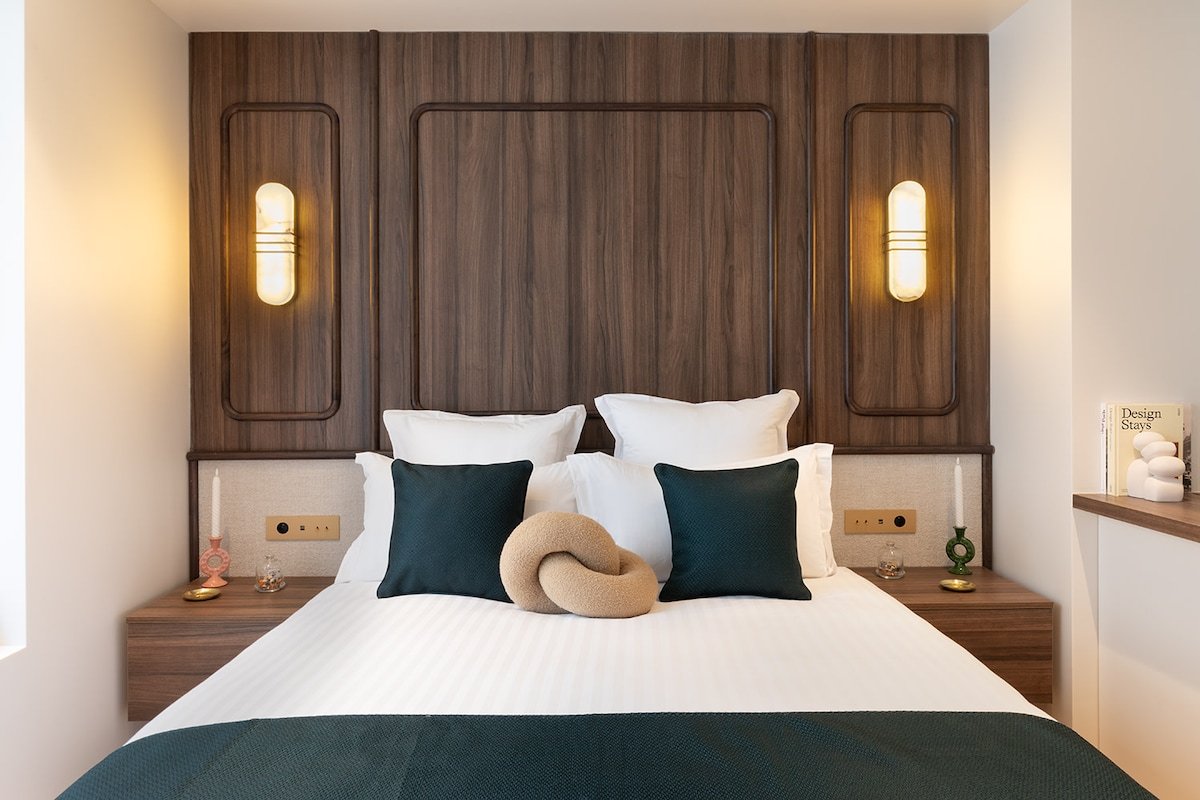 A Sophisticated 1-BR with Services – Louvre gallery image 3