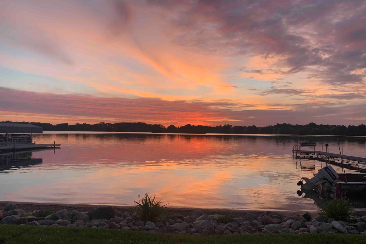 Lake cabin;hot tub, sandy beach, games, space, fun