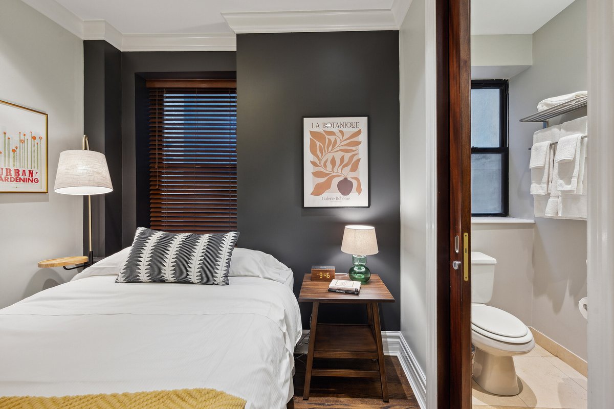 2BR Retreat with a Fireplace in Gold Coast