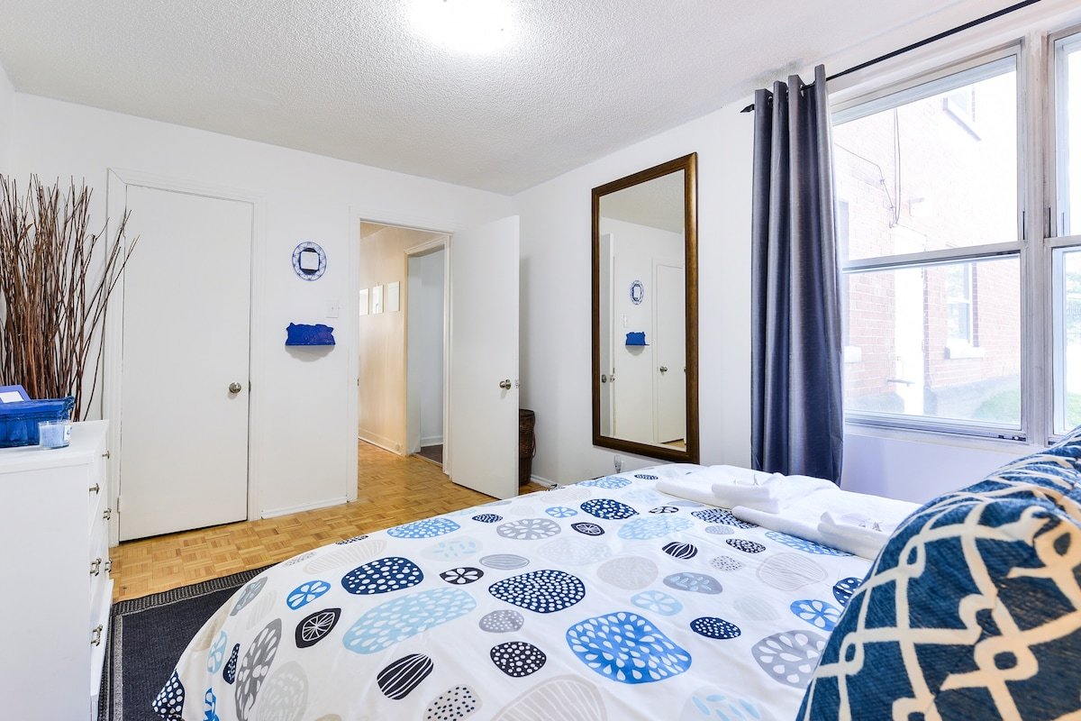 DOWNTOWN VIP MONTREAL , GOOD VALUE ,GREAT DECOR I gallery image 5