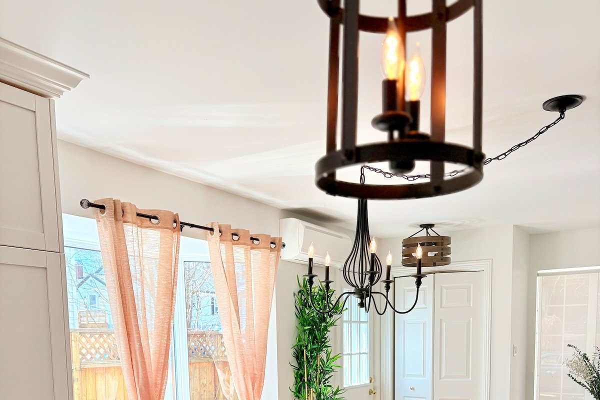 Contemporary 8-BR • Sleeps Large Groups • 10-Cars gallery image 2