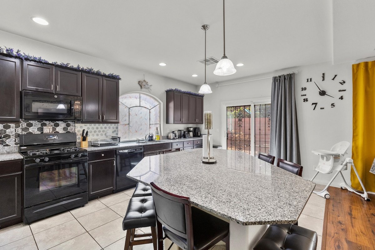 Holiday specials/ 5BR 10 min to airport &strip gallery image 4