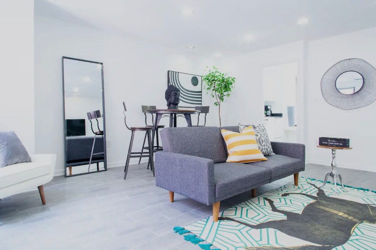 PRIME LOCATION ✯✯ 2 Separate Units ✯✯ ENTIRE FLOOR, 4-BRs! Walk to The White House & National Mall gallery image 5