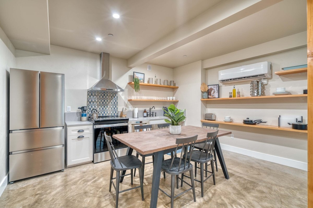 Mississippi Ave Compound | 7BR • Sleeps 14 gallery image 4