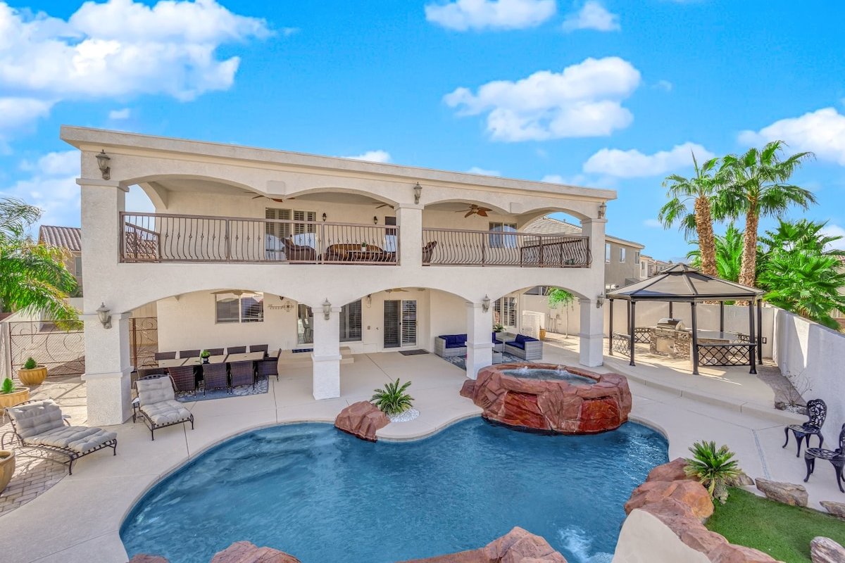 Spacious 5 Bedroom. Pool, RV Parking, Patio, Grill gallery image 2