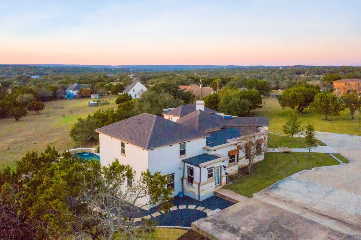 7 Bedroom | Sleep 26 | Pool | Hot Tub | Pool Table gallery image 3