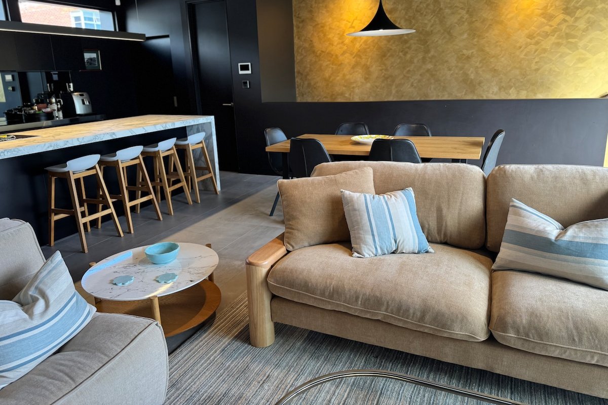 Beachside Hidden Gem, Luxurious Spacious Apartment gallery image 2