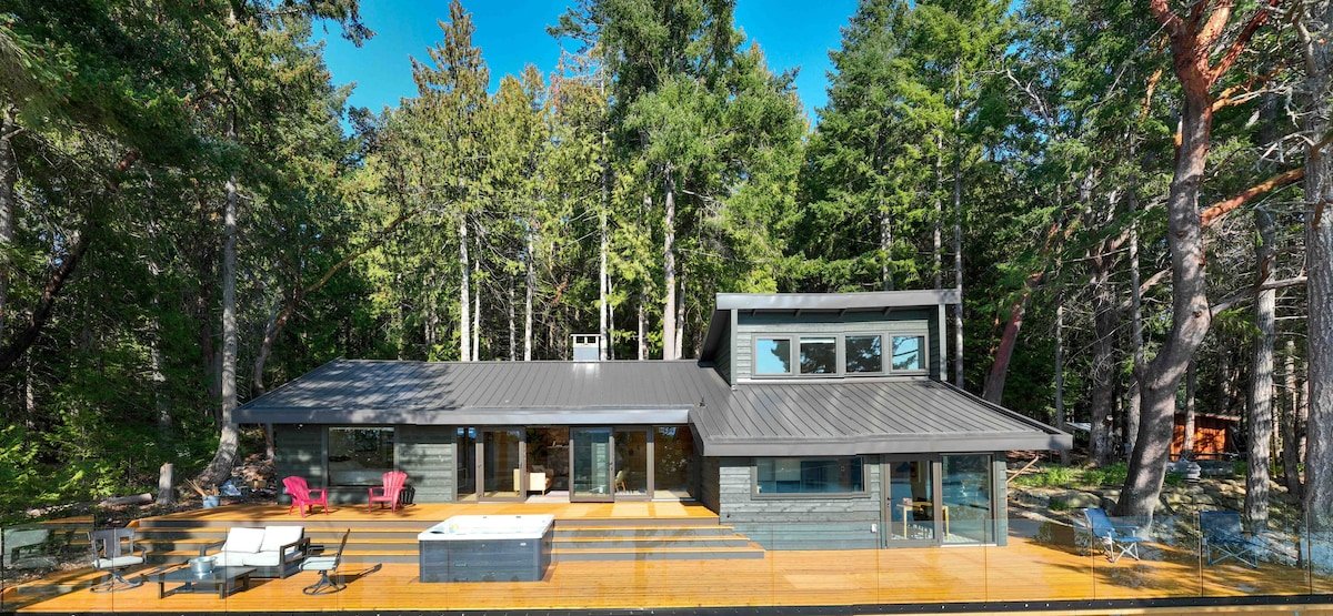 The sunset cabin with hot tub on Galiano gallery image 5