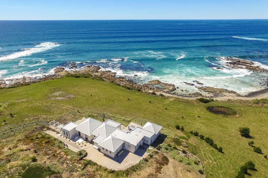 CONTEMPORARY LUXE WATERFRONT RESIDENCE