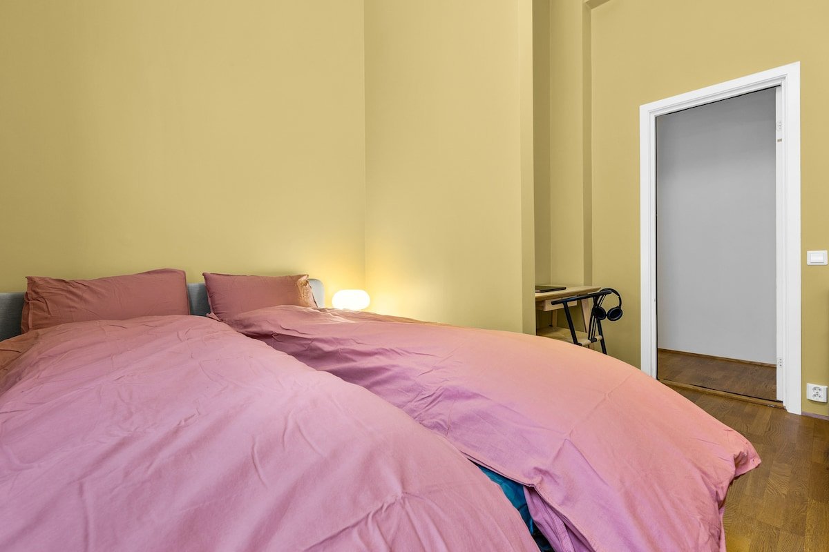 Family-Friendly 6 Bed Apt: City Center, Balcony gallery image 5