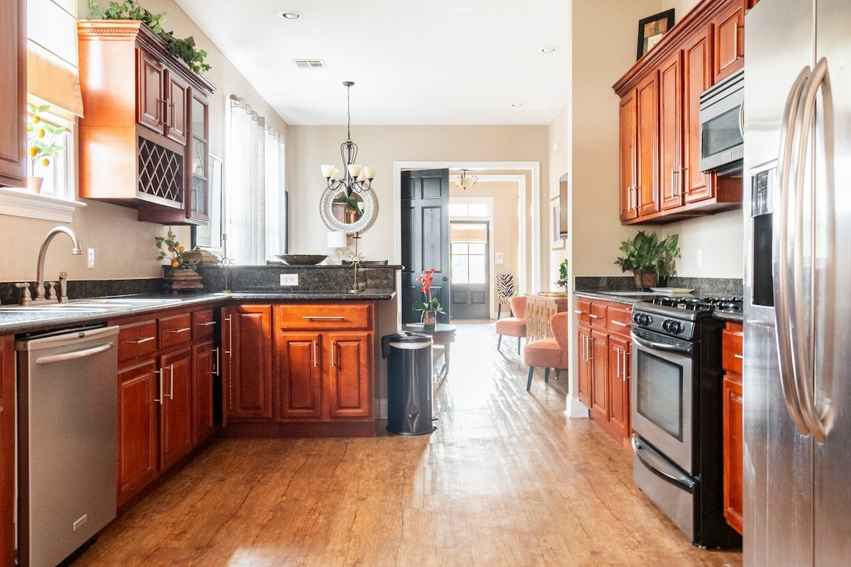 Luxury 4BR Upstairs| Balcony & Walk to Magazine St gallery image 5